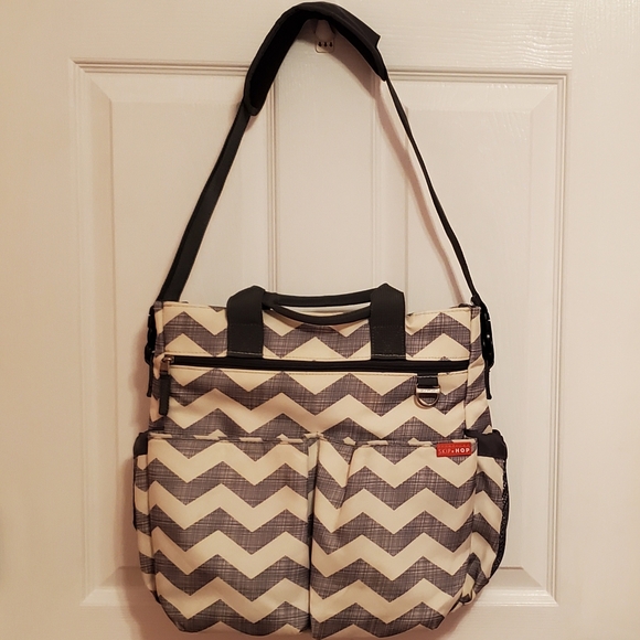 SkipHop Gray/White Chevron Duo Signature Diaper Bag w/Changing Pad - Picture 1 of 8